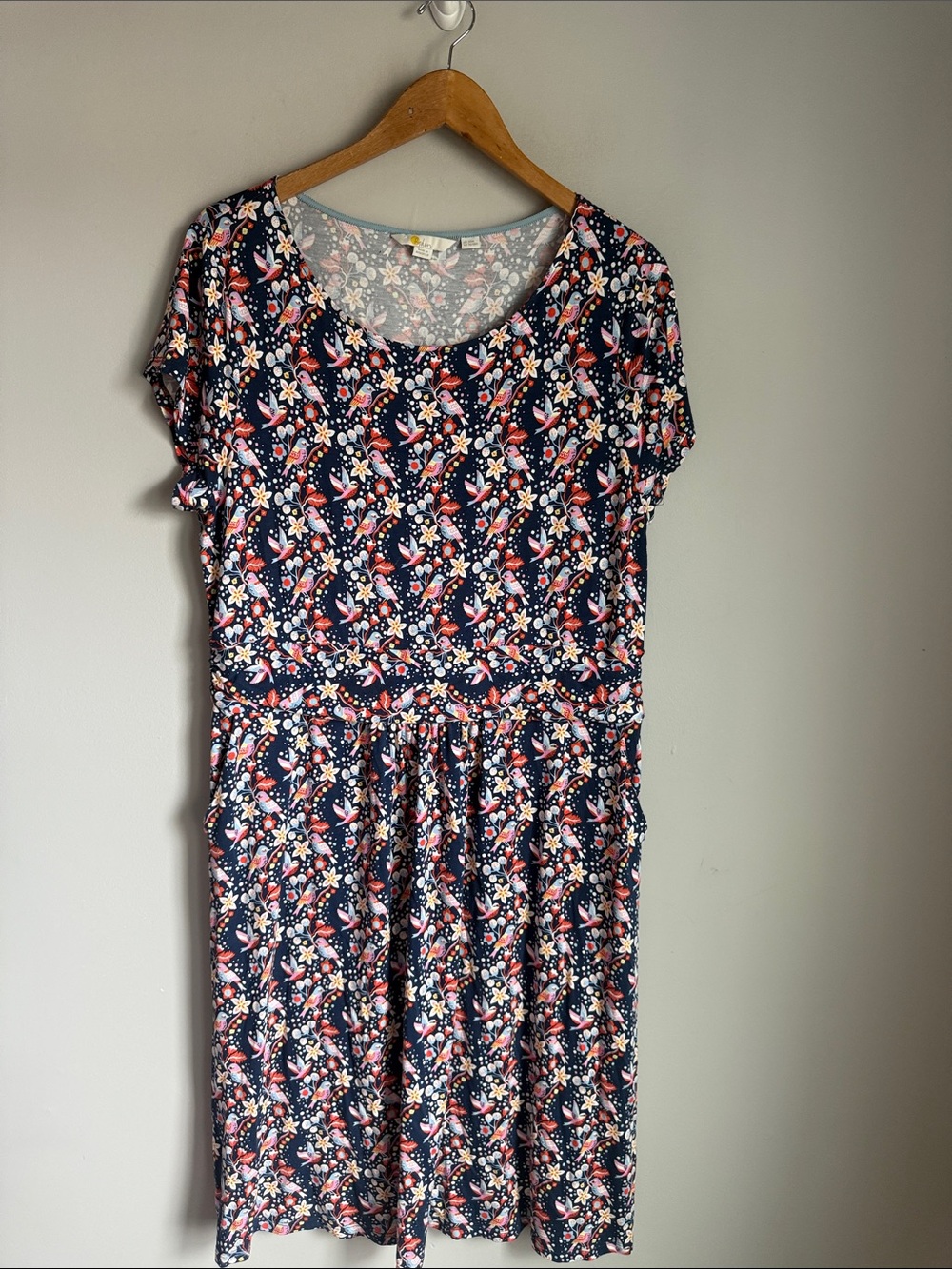 Boden Amelie Jersey Dress in a navy blue bird and floral print 16/18 - Picture 2 of 7